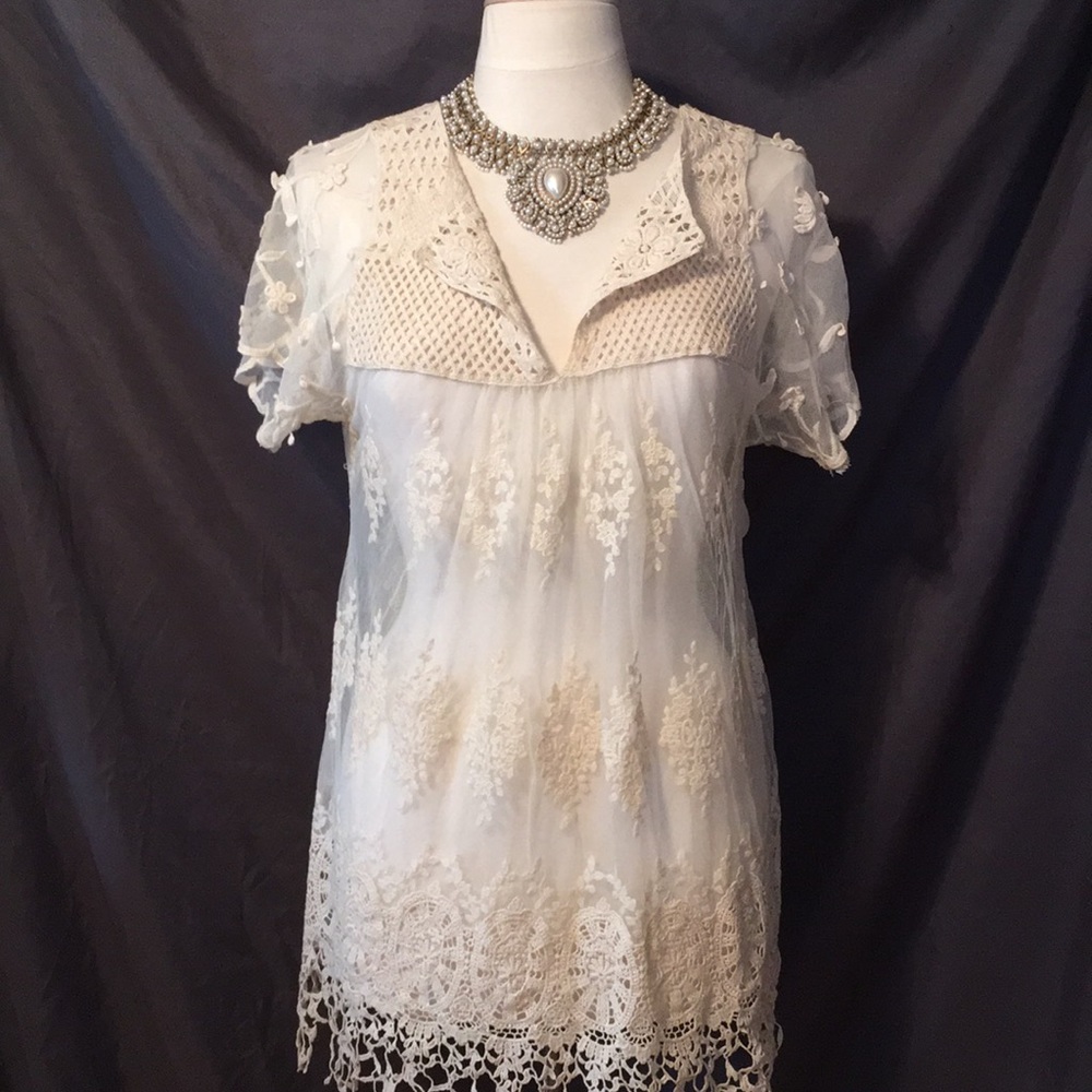 Ladies lace embroidered top w/pearl neckpiece